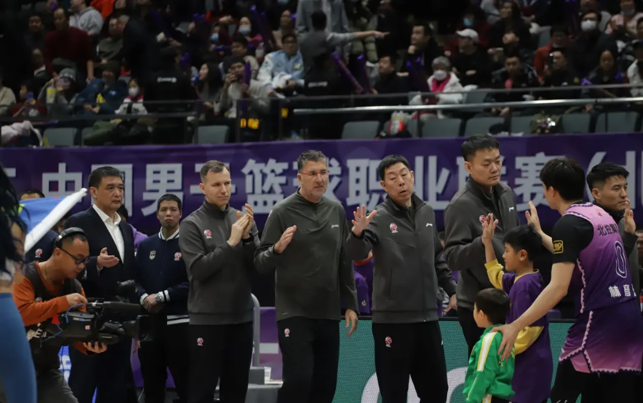 只差官宣！欧洲名帅新赛季将出任北控总教练，辅佐张庆鹏让人期待