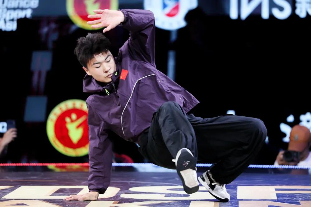 霹雳舞亚青赛夺冠后，她又在成年组折桂