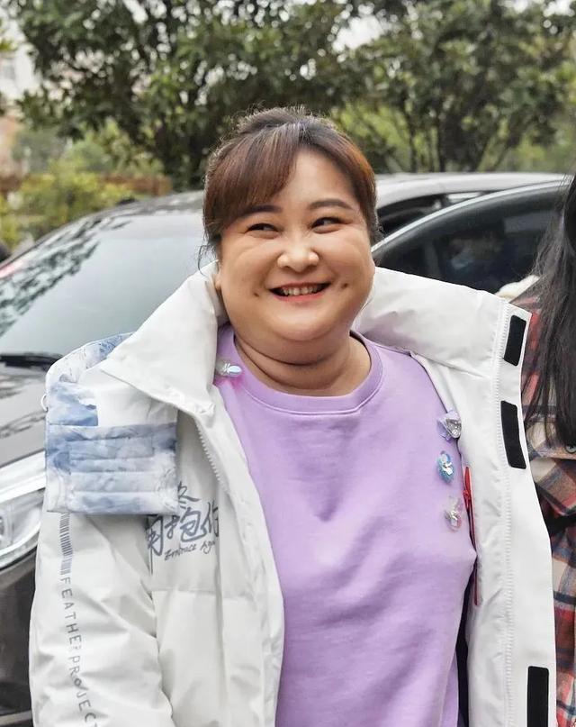 43岁贾玲最新露面：穿小短裙打网球小腿肌肉满满，笑出一脸褶子