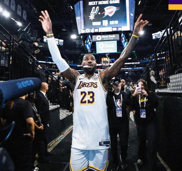 NBA一夜9笔交易！詹姆斯合同敲定，哈登续约成功，火箭成最大赢家