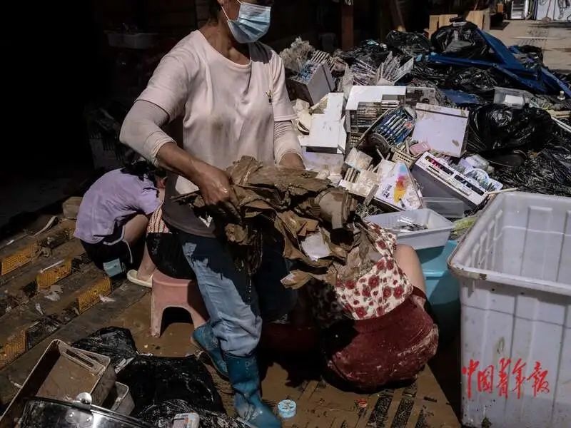 是榕江的崽！奥运冠军龙道一携物资回家乡救灾，可以弯腰戴金牌也能弯腰铲淤泥...