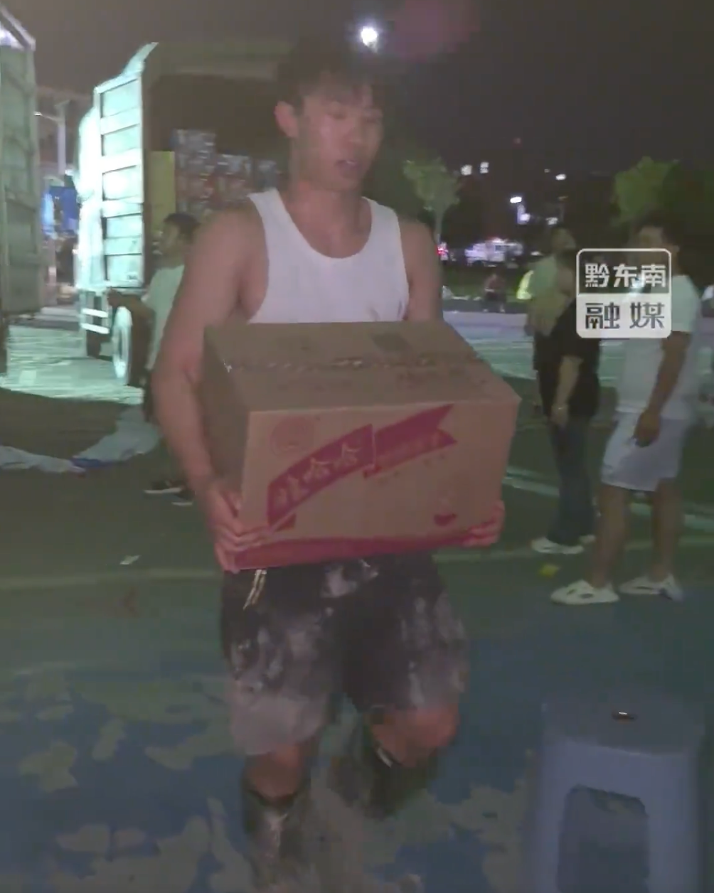 是榕江的崽！奥运冠军龙道一携物资回家乡救灾，可以弯腰戴金牌也能弯腰铲淤泥...