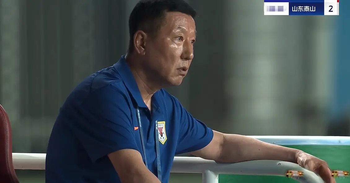 踢得什么玩意？射门8-24，少打1人，还能白捡1分，山东泰山知足吧