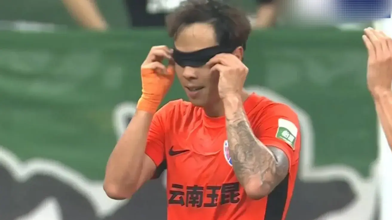 2-1逆转！中超最大黑马倒下，国安神了，豪取18场不败，夺回榜首