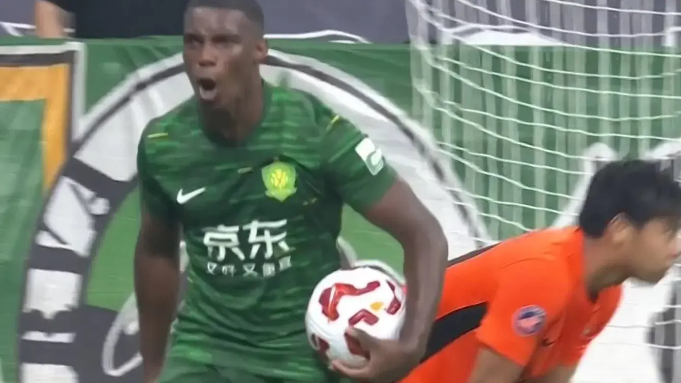 2-1逆转！中超最大黑马倒下，国安神了，豪取18场不败，夺回榜首