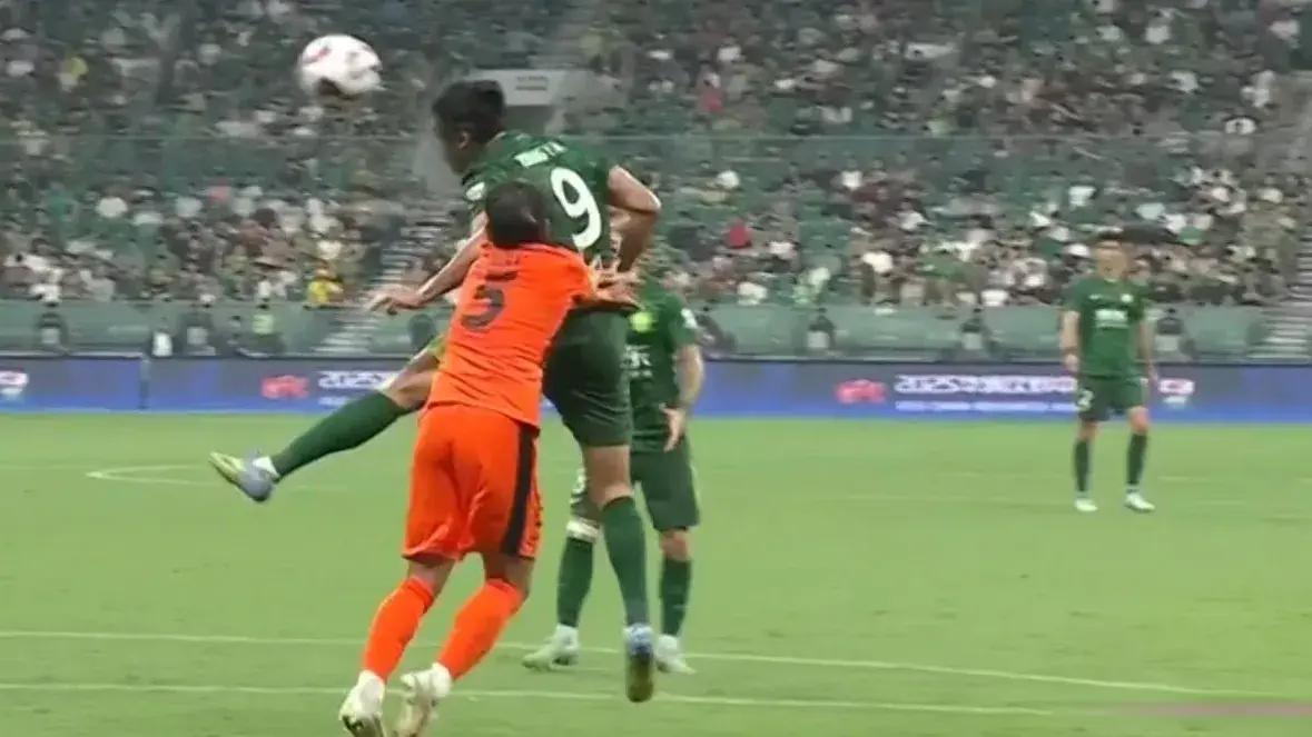 2-1逆转！中超最大黑马倒下，国安神了，豪取18场不败，夺回榜首