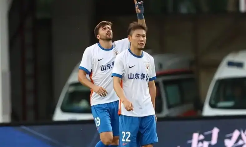 随着国安队2-1，泰山队2-2，海港2-1，中超积分：2队成争冠大热门
