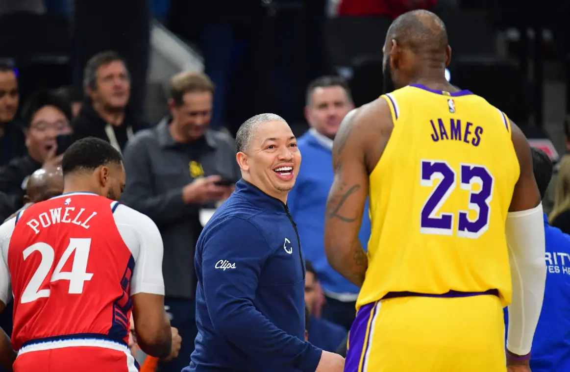 六人连续被截胡，成NBA唯一输家！詹姆斯选择没错，你确实该离开
