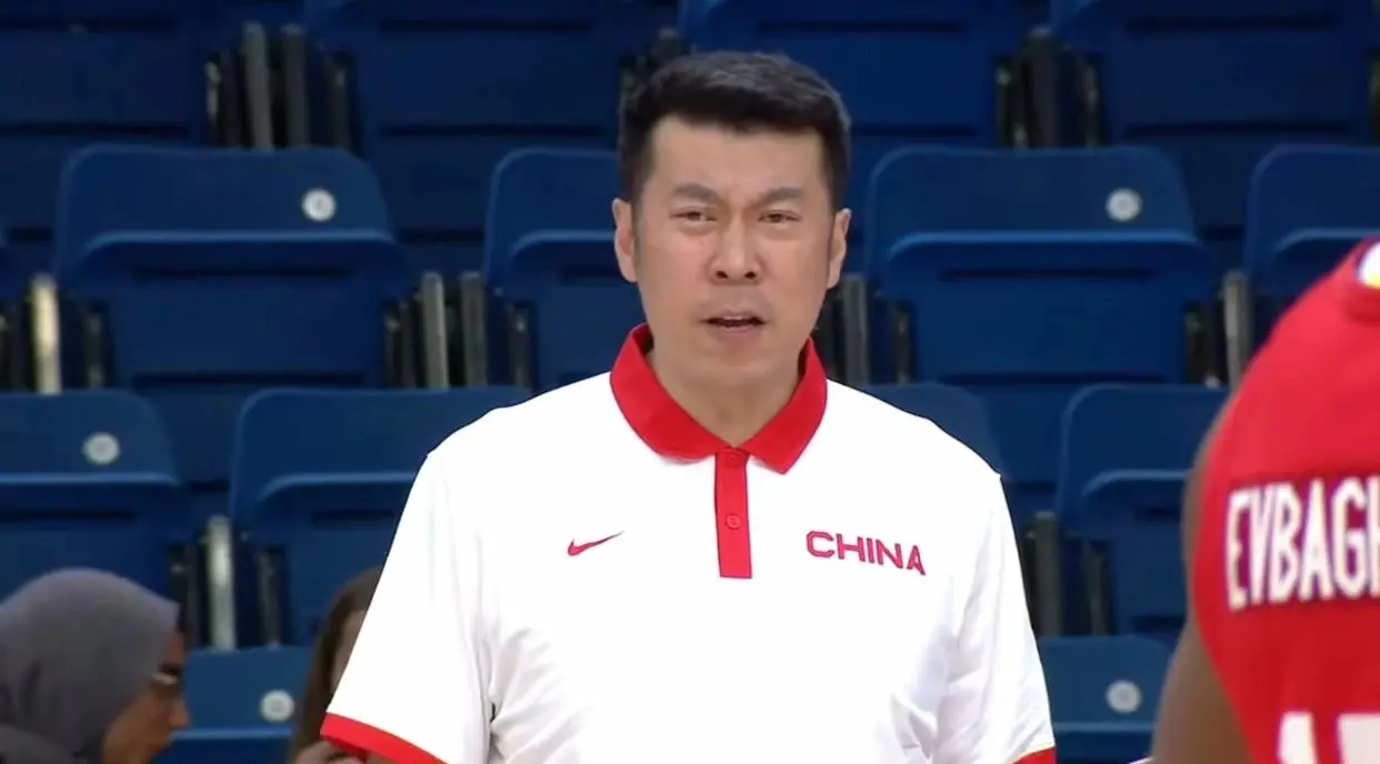 国青惨败24分，名记怒批曲绍斌人情世故，球迷炸锅：换人如儿戏