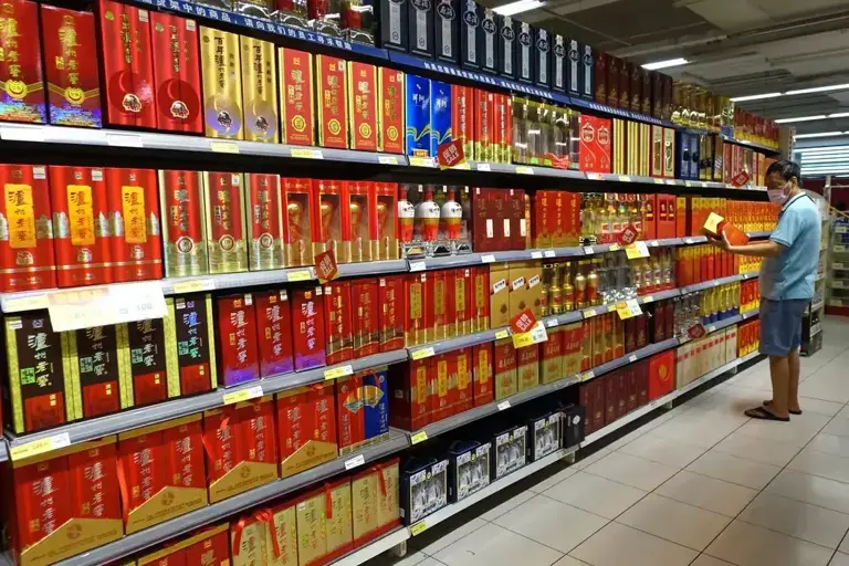 白酒价格彻底崩塌，经销商哭诉：卖一箱亏200，挺不住了