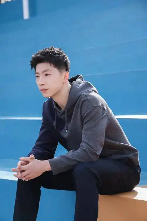 马龙夫妇看林俊杰演唱会，结婚多年依旧恩爱，夏露穿黑裙温婉动人，气质优雅好美