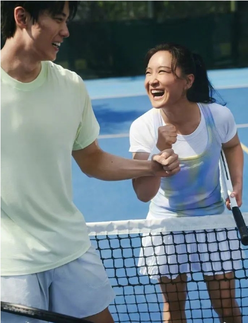 贾玲瘦身后首穿裙子打球，太养眼了！