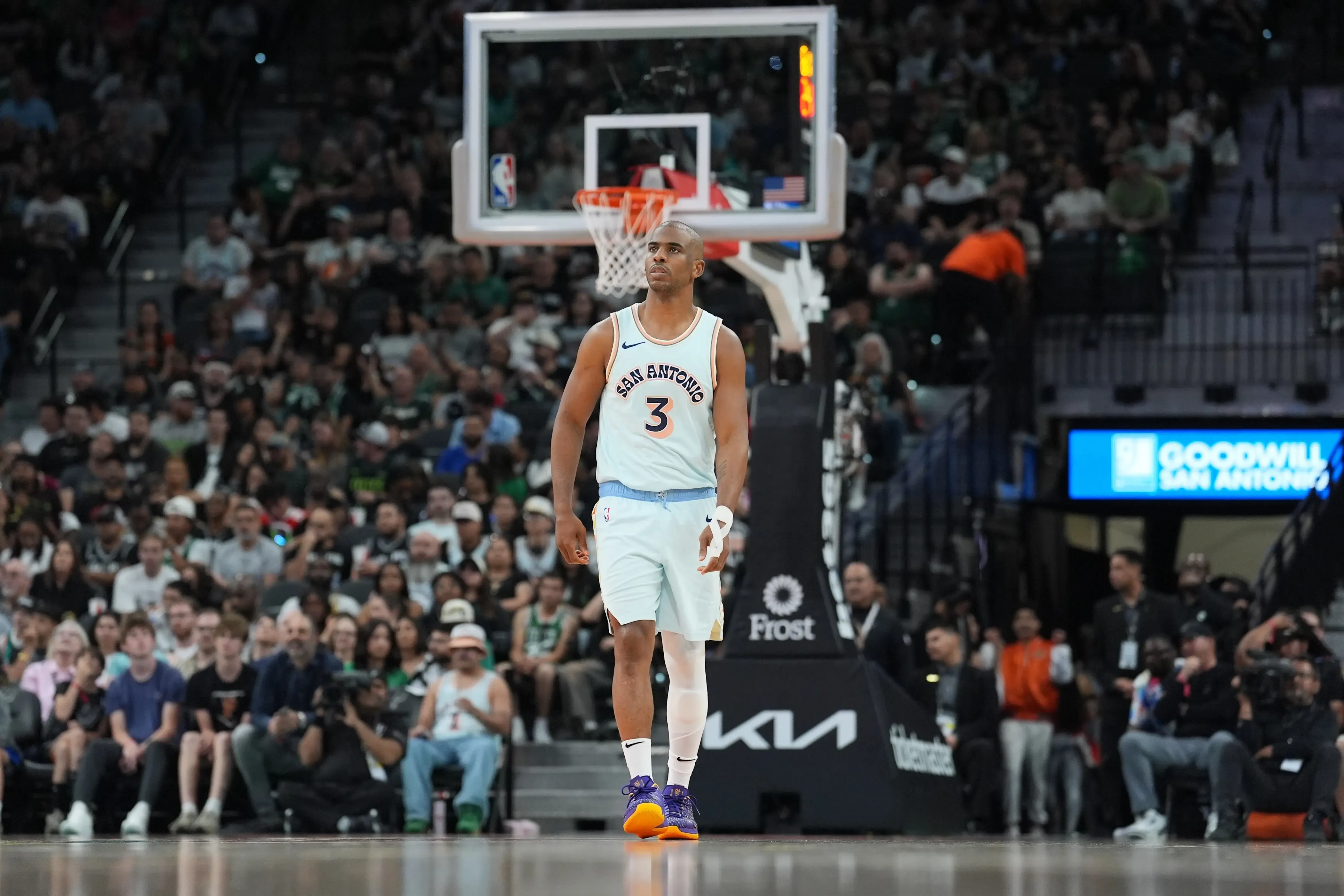 NBA自由市场大乱！火箭连签6人，快船保罗有意，布克或签2年1.5亿