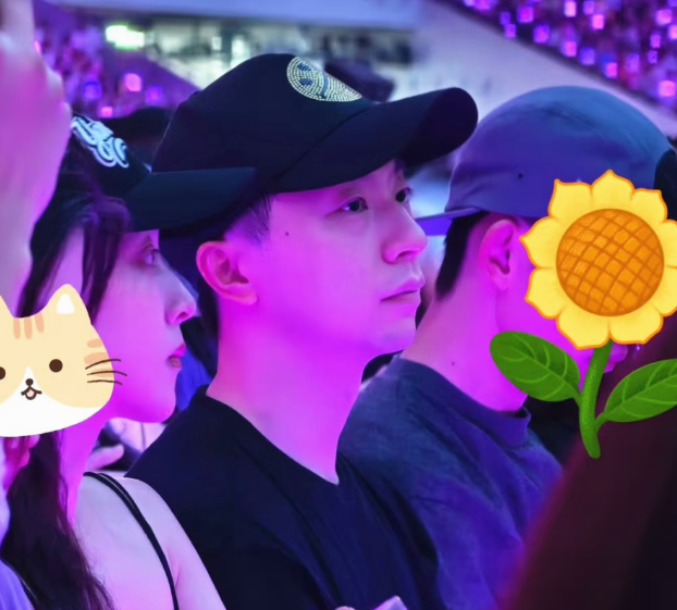 马龙夫妇看林俊杰演唱会，结婚多年依旧恩爱，夏露穿黑裙温婉动人，气质优雅好美