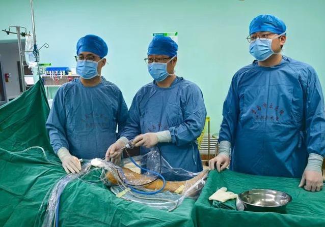 踢球膝盖断了不用怕，新技术缝回原装韧带，9个月重返赛场