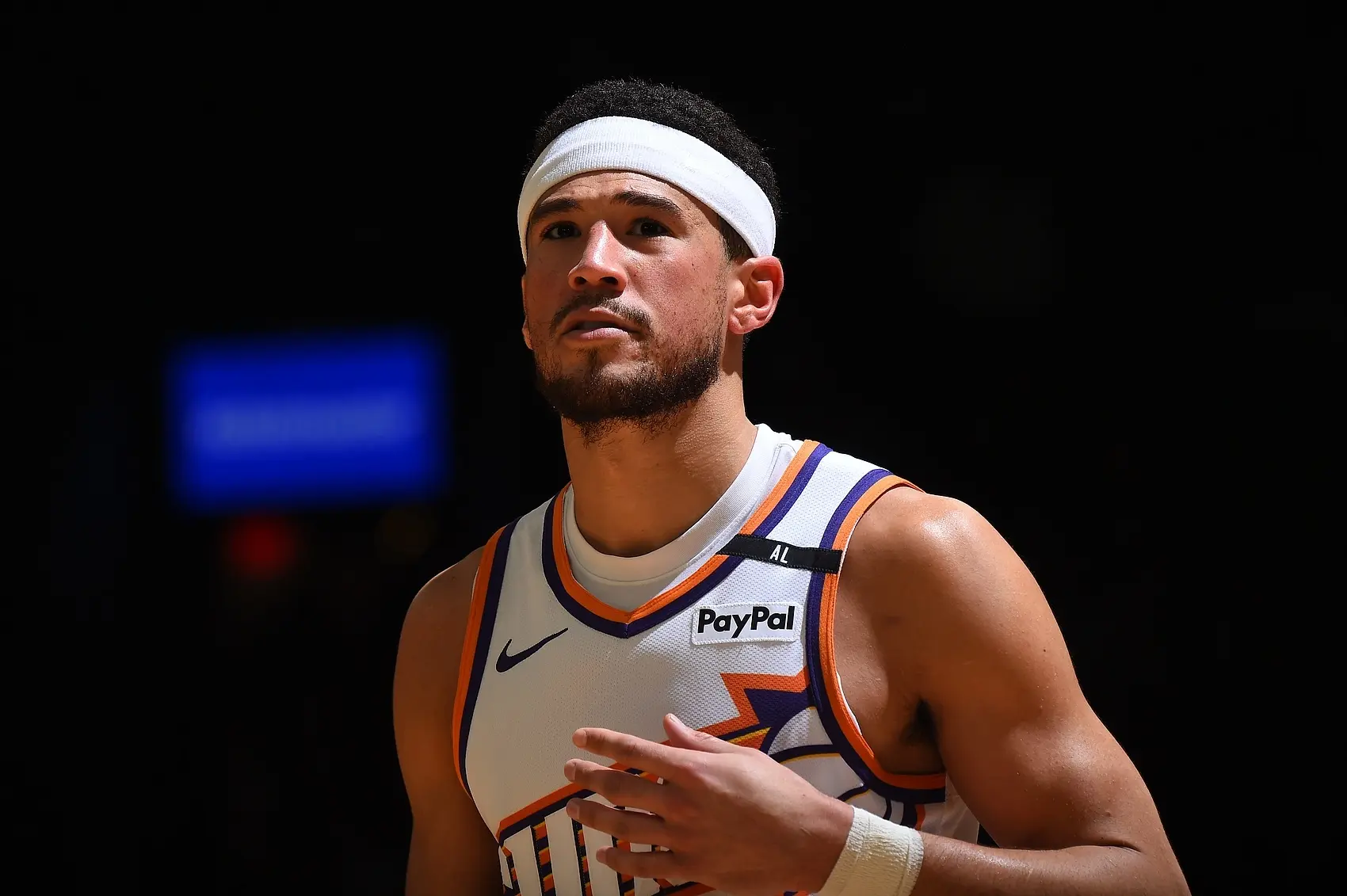 NBA自由市场大乱！火箭连签6人，快船保罗有意，布克或签2年1.5亿