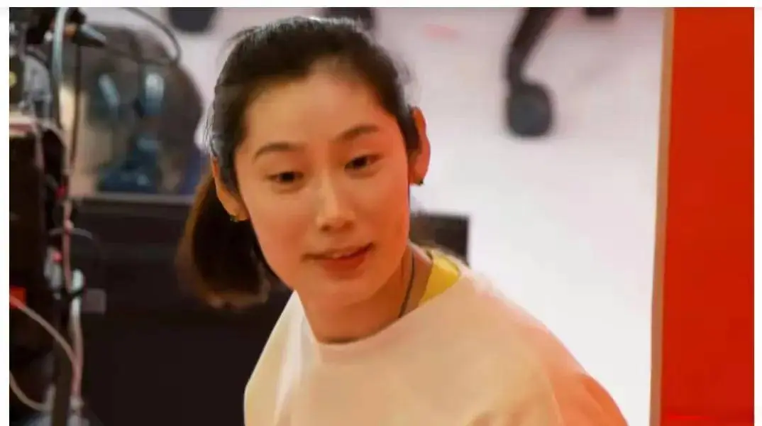 喜忧参半！中国女排世青赛两连冠困难重重，朱婷再获国际排联称赞
