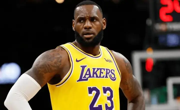 NBA一夜28笔交易！湖人捡漏成功，勇士中锋离队，火箭成最大赢家