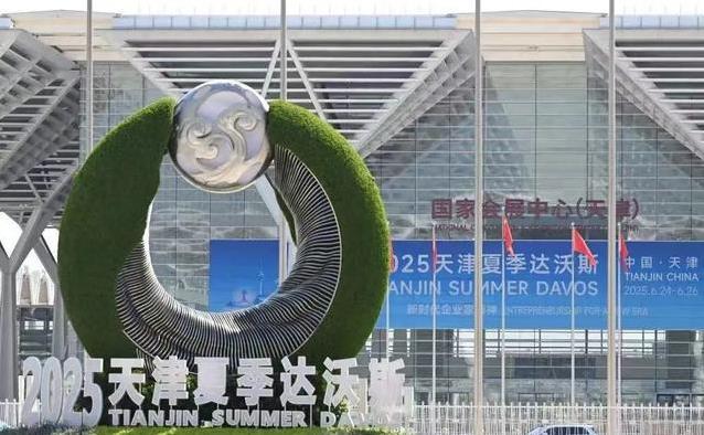 机器人踢球秒杀真人？杭州科创亮绝活，夏季达沃斯惊艳全场