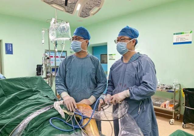 踢球膝盖断了不用怕，新技术缝回原装韧带，9个月重返赛场