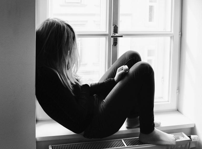 当你发现一个人总是保持平静，不争不抢，没有攀比之心时，务必要高度警惕