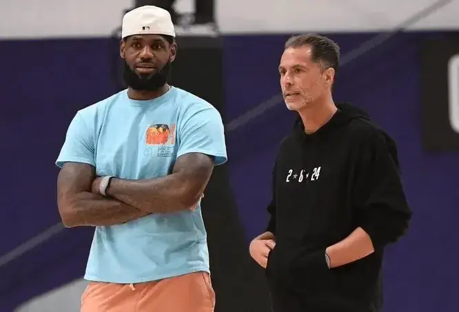 NBA大结局！詹姆斯宣布重要决定，美媒爆料转会预期 组四状元体系