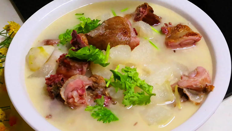 夏季天热多吃这肉，温和滋补，比牛羊肉还补，腿脚好精神佳！ 