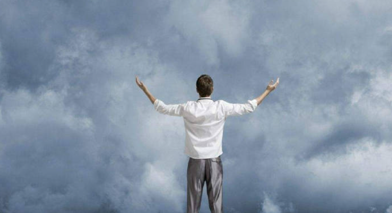 在你们身边，有没有这样的人？他的情绪总是特别的平和，也不与他人攀比争抢，总是保持着一颗平常心。如果你身边有这样的人，那你一定要“高度警惕”了，因为这类人往往有着超乎常人的智慧和境界。  老子在《道德经》中曾说，“水善利万物而不争”。 这类