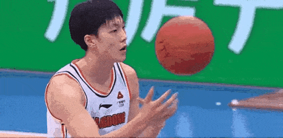 有国外网友晒出杨瀚森CBA比赛的动图：你说他无法适应NBA？
