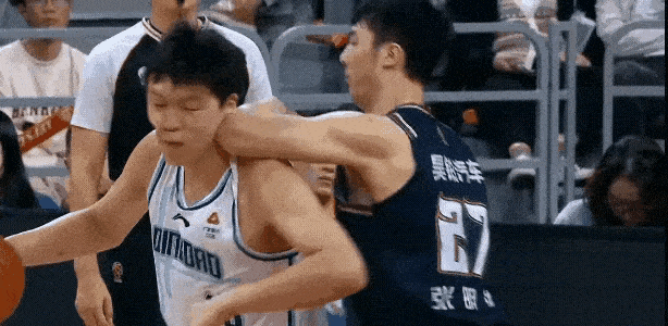 有国外网友晒出杨瀚森CBA比赛的动图：你说他无法适应NBA？