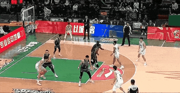 有国外网友晒出杨瀚森CBA比赛的动图：你说他无法适应NBA？