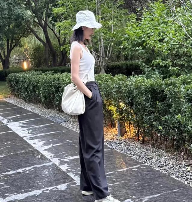王皓全家游乐园撒欢，11岁儿子黑成炭，闫博雅身材秒杀明星