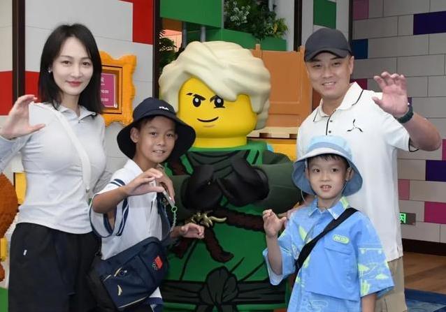 王皓全家游乐园撒欢，11岁儿子黑成炭，闫博雅身材秒杀明星