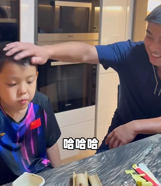 王皓全家游乐园撒欢，11岁儿子黑成炭，闫博雅身材秒杀明星