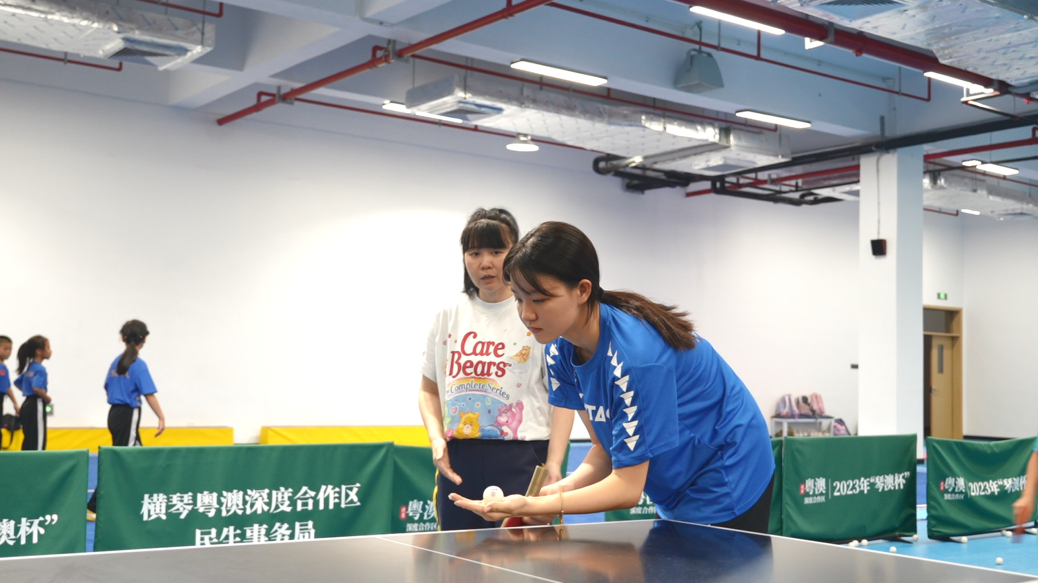 两代乒坛女将的热爱在横琴传承。
