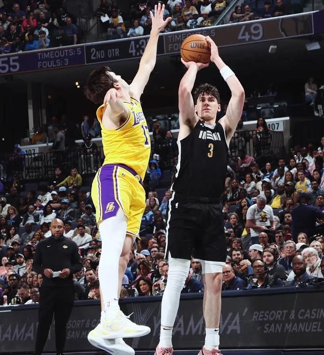 NBA自由市场开启！三分神射手加盟湖人！火箭连签5人冲击总冠军
