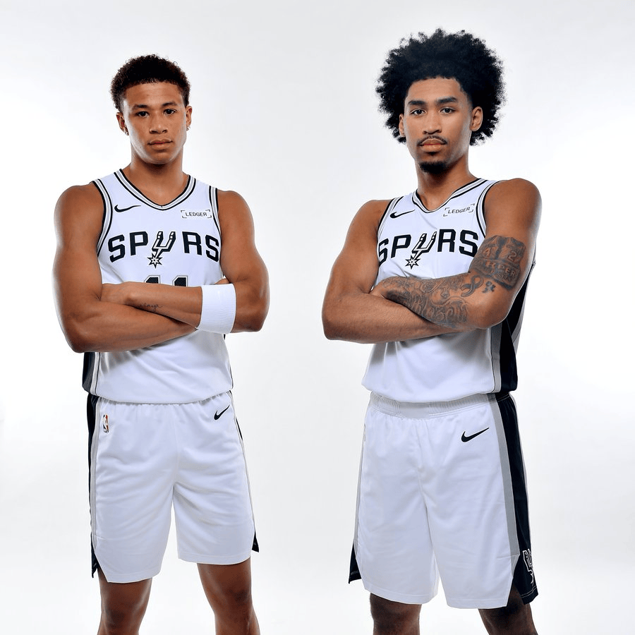 NBA晒哈珀和布莱恩特合照，并提问：期待他们夏联哪些表现？
