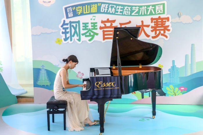 参赛选手依次上台演奏。