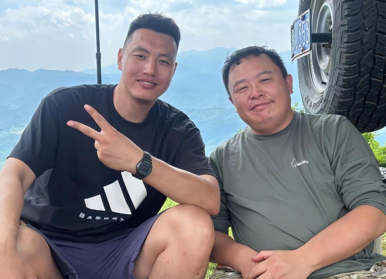 北京男篮翟晓川社媒更新动态，分享与阎鹤祥的合照