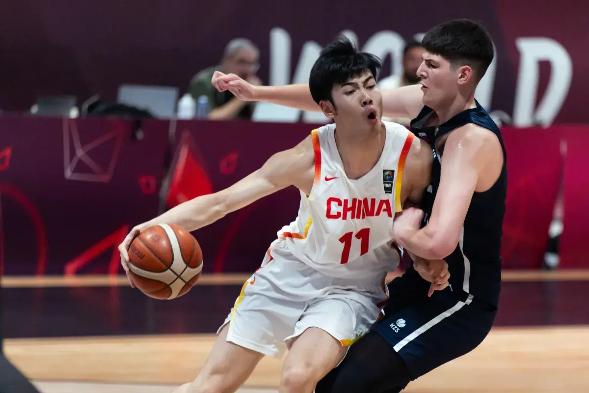 中国男篮狂输17分，12位球员评分：3人优秀，4人凑合，5人不及格