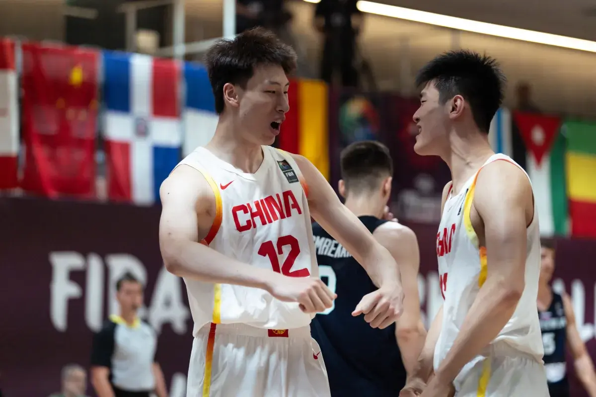 中国男篮狂输17分，12位球员评分：3人优秀，4人凑合，5人不及格