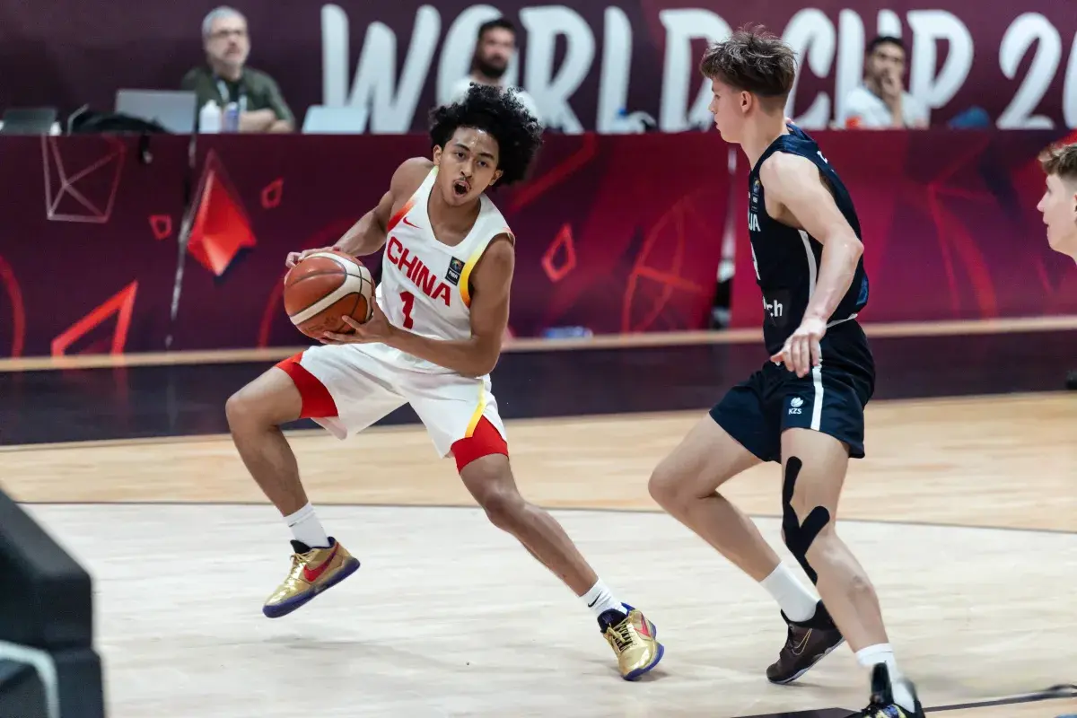 中国男篮狂输17分，12位球员评分：3人优秀，4人凑合，5人不及格