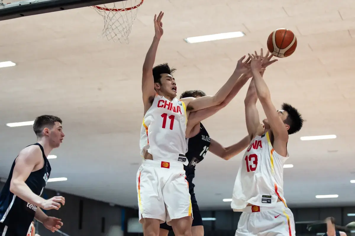中国男篮狂输17分，12位球员评分：3人优秀，4人凑合，5人不及格