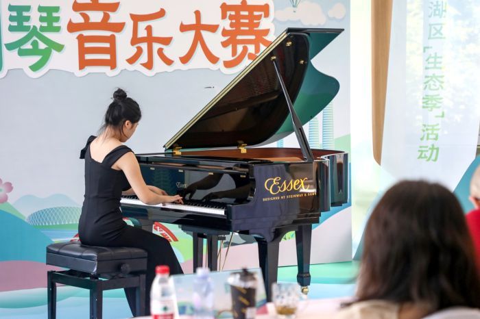参赛选手依次上台演奏。