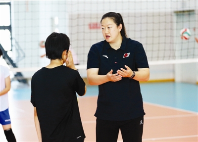 在训练馆是教练在生活中是小队员的妈妈
