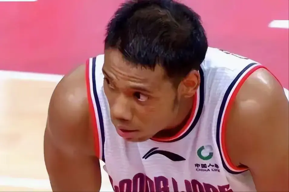 广东男篮一举获得两大殊荣，朱总出手，目光瞄准同曦两大锋线球员
