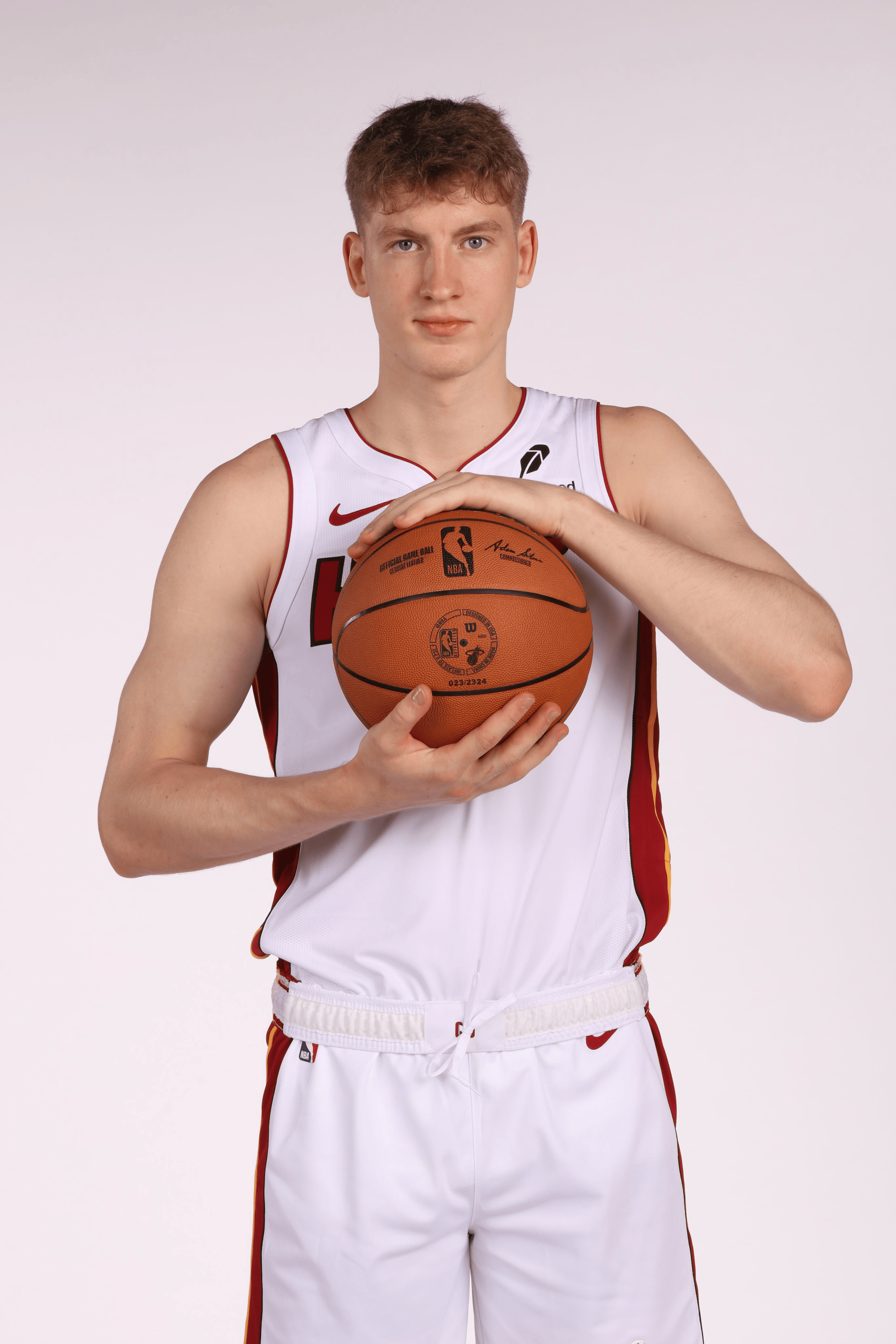 NBA官媒晒亚库契奥尼斯照片：你对这位20号新秀有什么期待？