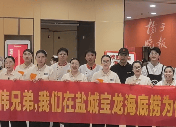 三重身份来回切换，传球又传菜，苏超赛场有多少想不到？