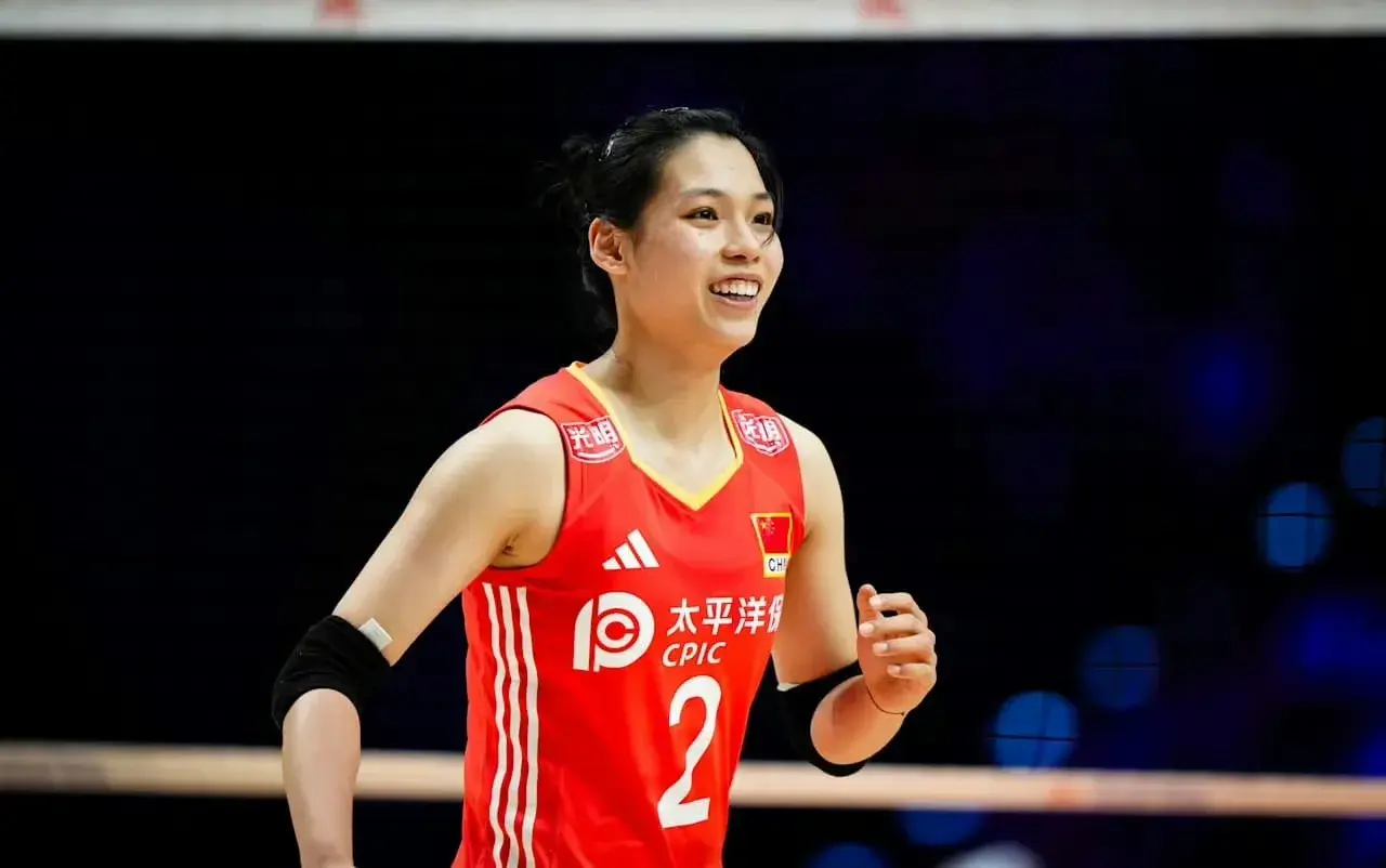 排面！国际排联晒照，庄宇珊登上封面，携手加比成女排代表