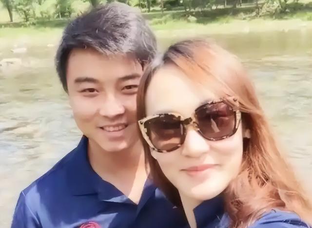 王皓携全家去游乐场，儿子晒黑了，老婆闫博雅抢眼，身材不输明星